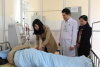 Đồng chí Nguyễn Thị Bích Hải, đồng chí Nguyễn Ngọc Minh  cùng các đồng chí trong đoàn Sở Y tế Thái Nguyên, Bệnh viện đa khoa huyện Phú Bình tặng quà cho những bệnh nhân có hoàn cảnh đặc biệt khó khăn.