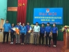 Đồng chí Nguyễn Ngọc Minh tặng hoa Ban chấp hành Chi đoàn nhiệm kỳ 2017-2019