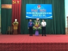Đ/c Nguyễn Ngọc Minh - UVBCH Huyện Ủy - Bí thư Đảng ủy - Giám đốc BVĐK Phú Bình tặng hoa đại hội